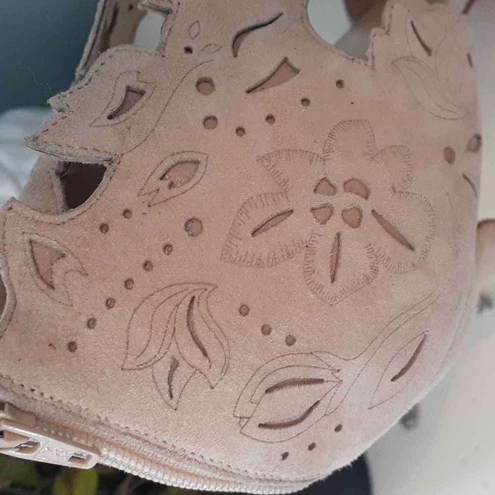 # Christian Louboutin Decoupadiva nude suede Stilettos - Picture 4 of 16